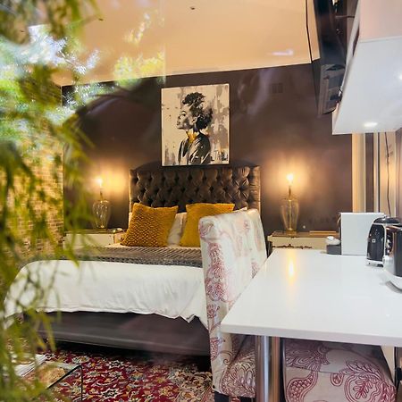 Art-Inspired Bedroom Close To Cbd Моссел-Бей Экстерьер фото